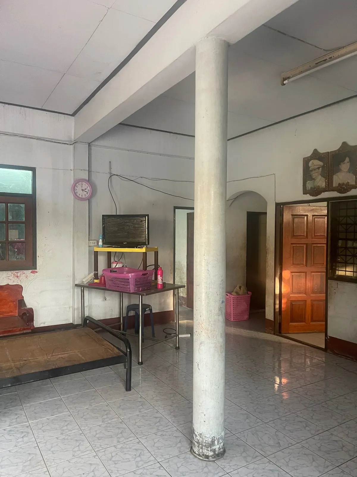 ห้องบ้านเก่าพื้นกระเบื้อง มีเสากลางห้อง