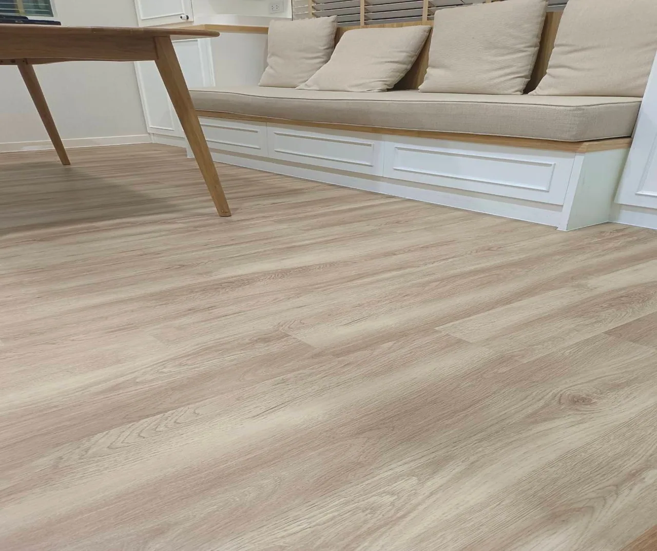 พื้น Floorio สี Hazelnut WS5502 ในห้องนั่งเล่น แสงธรรมชาติ
